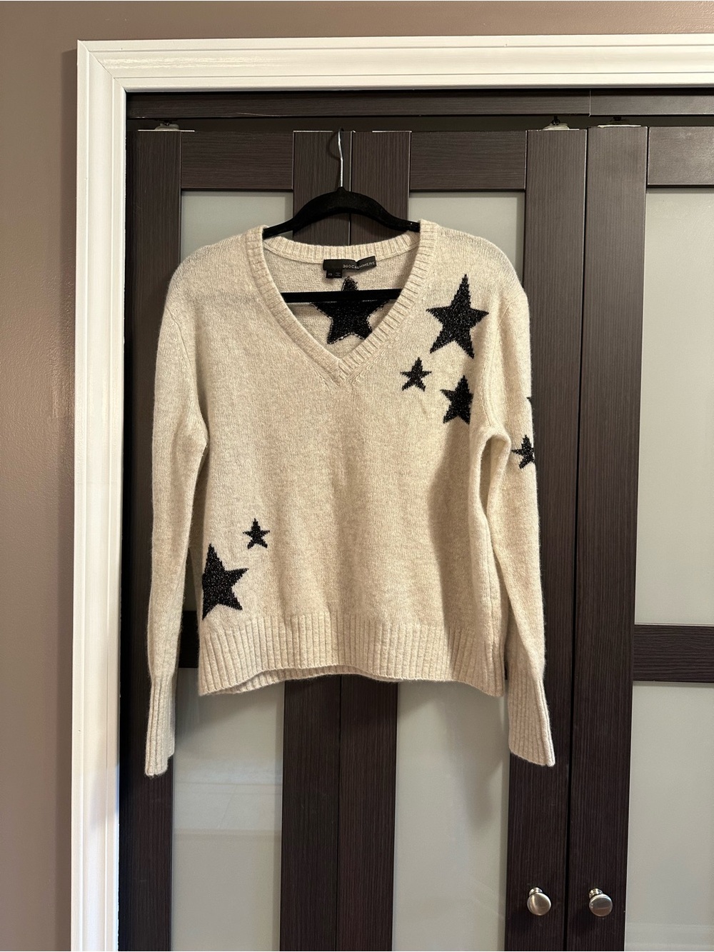 360 Cashmere V-Neck Sweater Light Gray with Black Star Motif